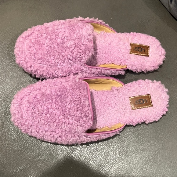 UGG Women's Pink Fuzzy Slide Slippers size 6 - Picture 5 of 9